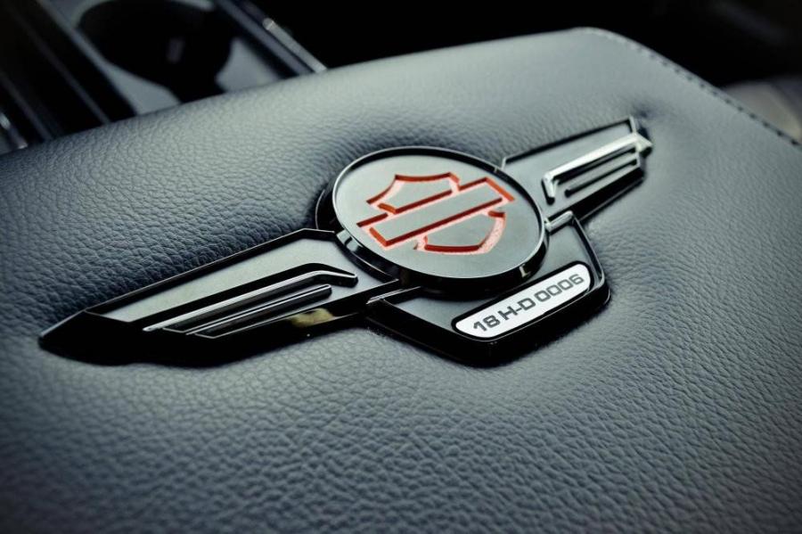 Детали интерьера Ford F-150 Harley-Davidson 2019 года  (фото 27 из 36)